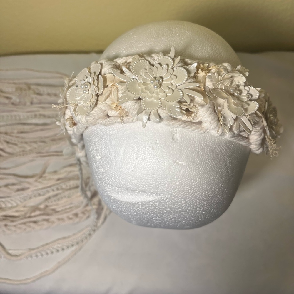 Handmade Elegant ivory boho bridal veil with accessories - Picture 5 of 15